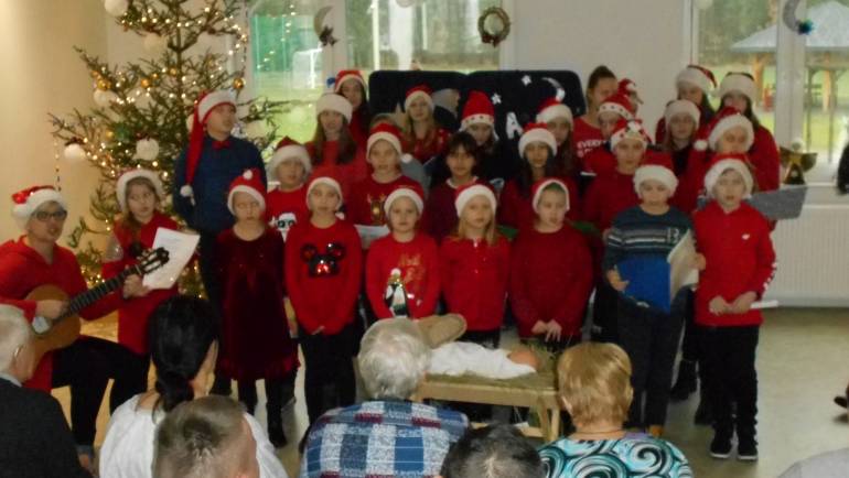 Zespół „Gwiazdki” wraz z Panem Wójtem z Kolędą w DPS